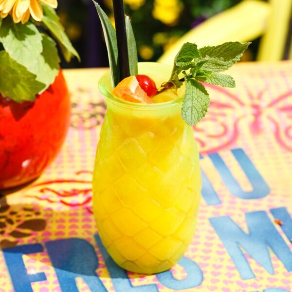 Isetehtud troopiline mango-passioni limonaad